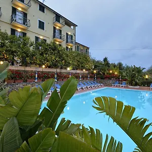 https://residence-elvira.hotelitalianriviera.com